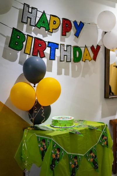 马来西亚色朗戈 2019年8月8日 色彩艳丽的花环 装饰桌子的气球和本10卡通人物的绿色蛋糕 — 图库照片