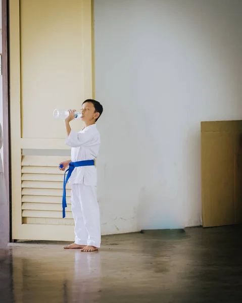 Pojke Idrottsman Vit Kimono Träning Dricksvatten Från Flaska Koncept Vit — Stockfoto