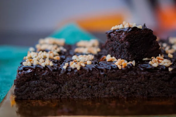 Chocolade Brownies Een Plastic Container Houten Ondergrond Met Amandelblokjes Erop — Stockfoto