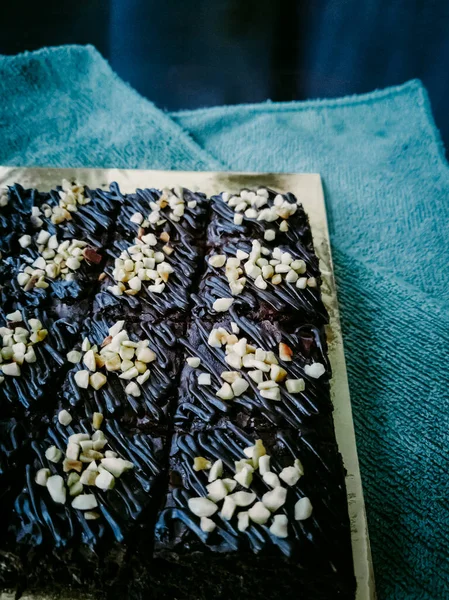 Chocolade Brownies Een Plastic Container Houten Ondergrond Met Amandelblokjes Erop — Stockfoto