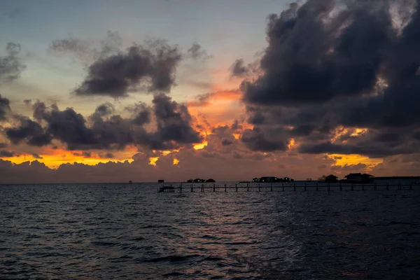 Ηλιοβασίλεμα Και Ηλιαχτίδα Στην Ανοιχτή Θάλασσα Όμορφα Σύννεφα — Φωτογραφία Αρχείου
