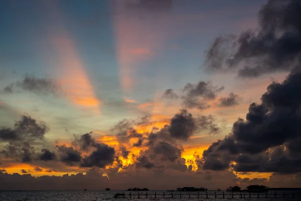 Pôr Sol Fundo Raio Sol Mar Aberto Com Belas Nuvens — Fotografia de Stock