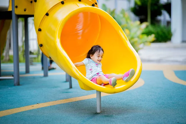 Söt Liten Asiatisk Gammal Småbarn Flicka Lekplatsen — Stockfoto