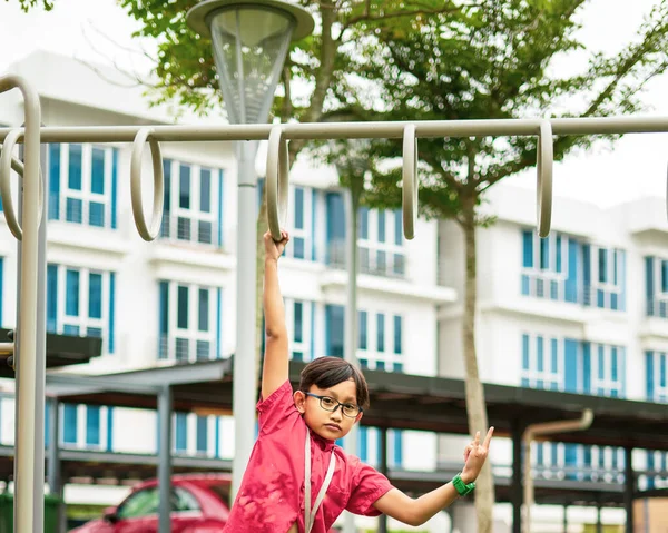 Unga Asiatiska Barn Hänger Apbaren Träna Lekplats Utomhus Närheten — Stockfoto