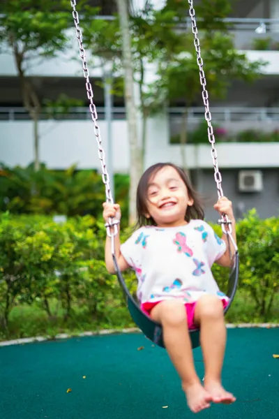 遊び場でスイングしているアクティブな小さな幼児の子供 幸せで楽しい時間 — ストック写真