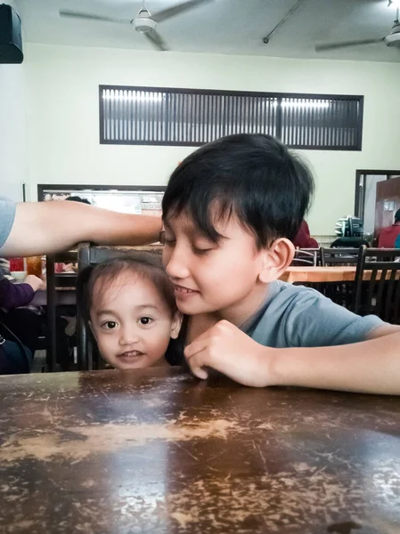 Famille Asiatique Dans Restaurant Attendant Petit Déjeuner — Photo