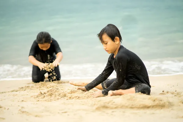 Niños Asiáticos Jóvenes Están Jugando Playa Concepto Vacaciones Relax —  Fotos de Stock