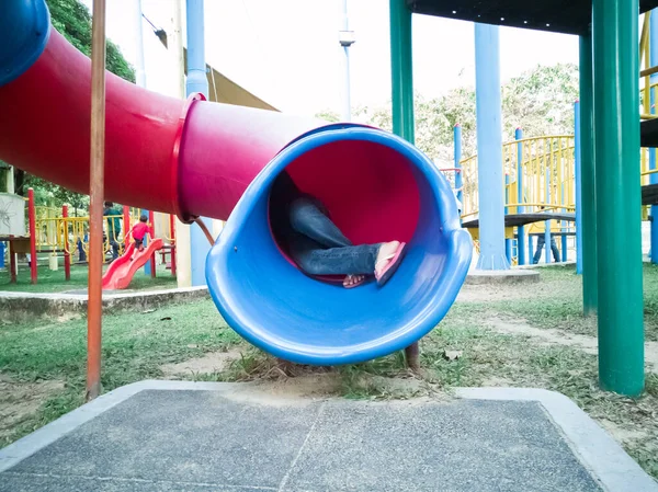 Kinder Von Hinten Der Spielplatztunnelrutsche — Stockfoto