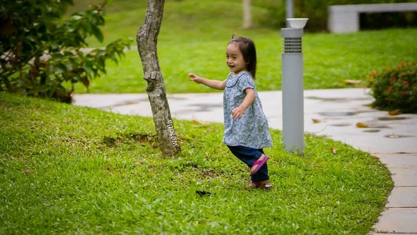 Mutlu Asyalı Çocuk Parkta Dışarıda Oynuyor — Stok fotoğraf