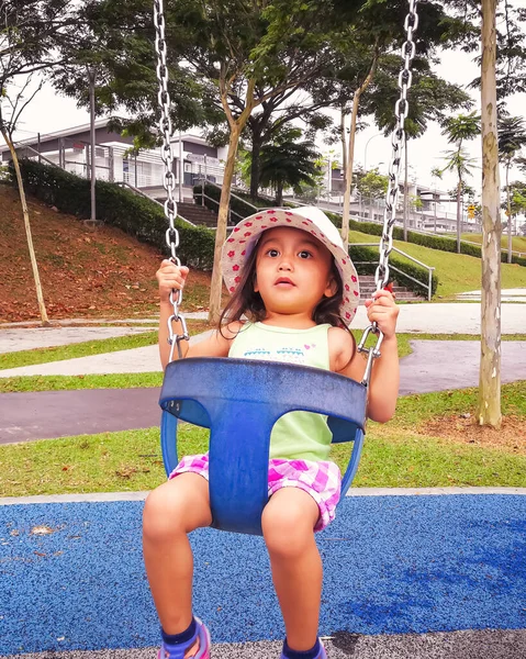Азиатская Двухлетняя Девочка Шляпе Качелях Детской Площадке — стоковое фото