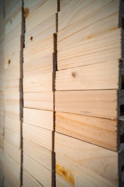 Marangozluk atölyesinde çam ağacı ahşap yapı malzemeleri istiflenmiş. Yakın plan. El işi hobisi