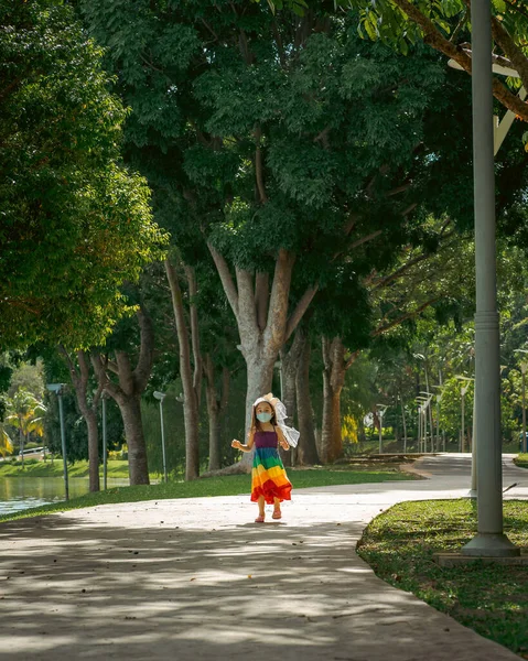 Een Klein Meisje Een Regenboog Jurk Leuk Wandelen Het Betonnen — Stockfoto