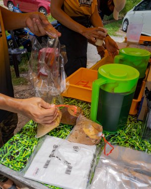 Bangi, Malezya - 24 Eylül 2021: Kopi Gantung veya Buzlu Kahve Dükkanı. Yerel işletmeler yerel içecekler satıyor.