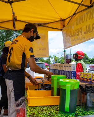 Bangi, Malezya - 24 Eylül 2021: Kopi Gantung veya Buzlu Kahve Dükkanı. Yerel işletmeler yerel içecekler satıyor.