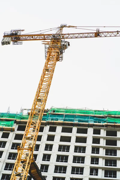 Grúa Construcción Con Edificio Apartamentos Progreso Vista Ángulo Bajo — Foto de Stock