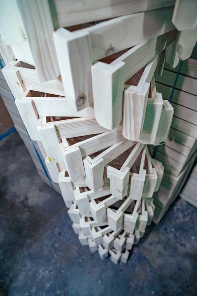 Dřevěné Tyčové Konstrukce Borového Dřeva Naskládané Truhlářské Dílně Detailní Záběr — Stock fotografie