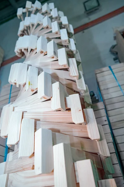 Sosna Drewniane Materiały Konstrukcyjne Prętów Ułożone Stolarni Zbliżenie Hobby Rzemieślnicze — Zdjęcie stockowe