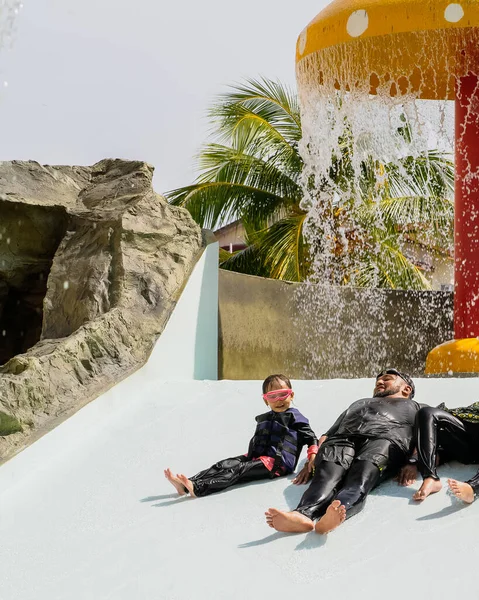 Vader Dochter Een Glijbaan Het Waterpark — Stockfoto