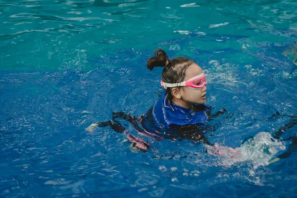 Niña Piscina Usar Gafas Chalecos Salvavidas — Foto de Stock