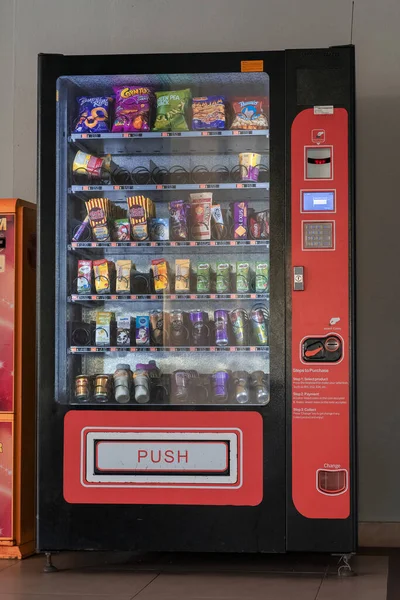 2021年11月19日 马来西亚吉隆坡出售零食和饮料的自动售货机 — 图库照片