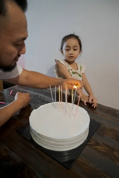 Kleines Mädchen Beobachtet Ihren Vater Dabei Wie Die Kerzen Auf — Stockfoto
