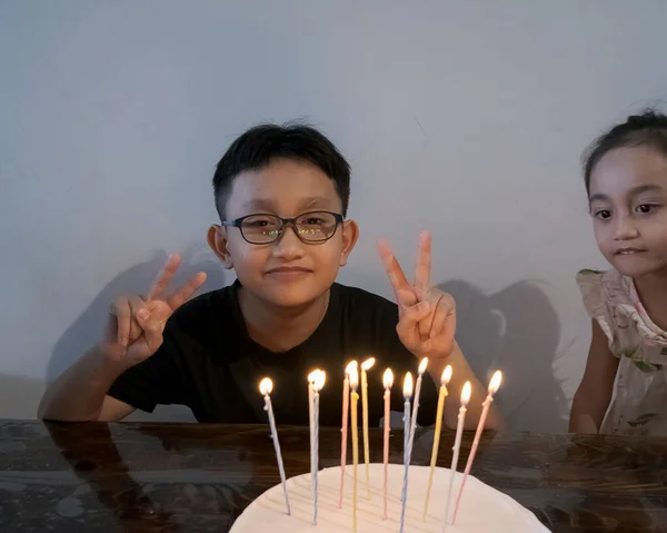 Menino Usando Óculos Está Comemorando Aniversário Junto Com Irmãzinha — Fotografia de Stock
