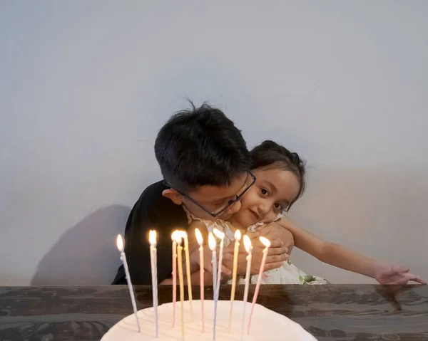 Kinder Feiern Gemeinsam Geburtstage Bruder Umarmt Kleine Schwester — Stockfoto