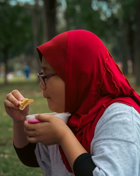 Fiatal Hidzsáb Ázsiai Lány Szemüveges Eszik Parkban — Stock Fotó