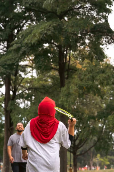 Aziatische Familie Die Badminton Speelt Het Park Vrouw Hijab Uitzicht — Stockfoto
