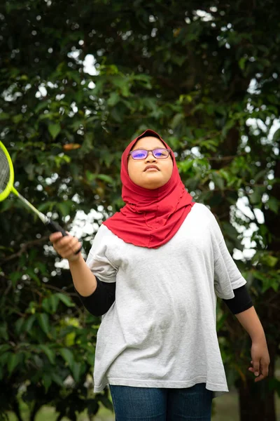 Jovem Hijab Menina Asiática Com Badminton Raquete Parque — Fotografia de Stock