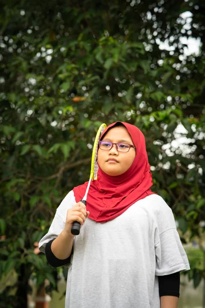 Joven Hijab Asiática Chica Con Bádminton Raqueta Parque —  Fotos de Stock