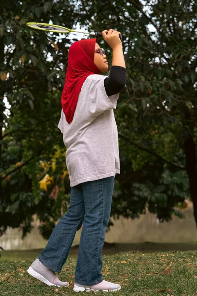 Jovem Hijab Menina Asiática Com Badminton Raquete Parque — Fotografia de Stock