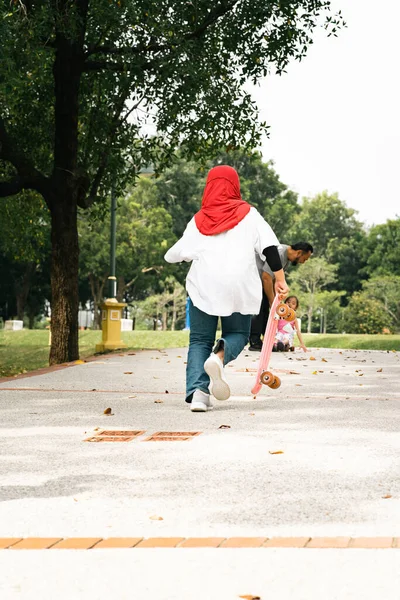 Chica Joven Con Hijab Está Corriendo Mientras Sostiene Pennyboard Parque — Foto de Stock