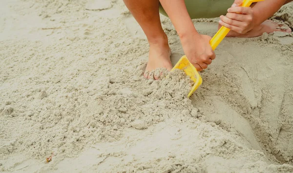 Child Playing Sand Yellow Shovel Beach — Stock Photo, Image