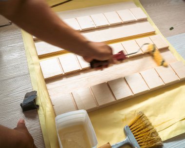 Marangozun yanındaki kontraplağa palto sürüyorum. DIY ev projesi.