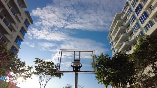 Kuala Lumpur Malasia Diciembre 2021 Tablero Baloncesto Rodeado Apartamento Cielo — Vídeos de Stock
