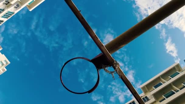 Daireyle Çevrili Basketbol Potasının Alçak Açılı Görüntüsü Yavaş Çekim — Stok video
