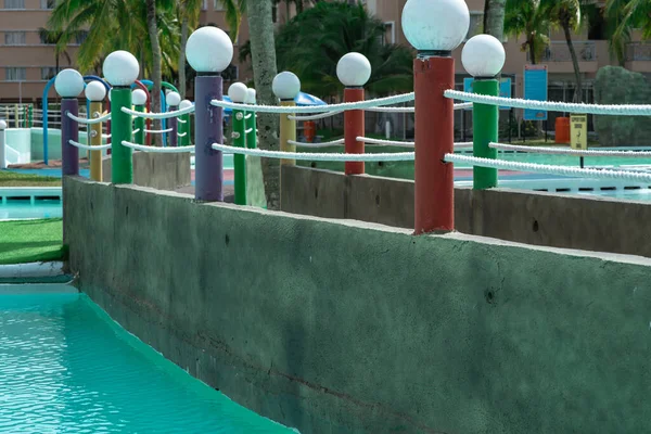 Waterpark Kleurrijke Brug Bij Zwembad — Stockfoto