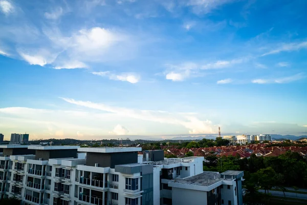 Bangi, Malezya - 27 Ekim 2021 Bandar Seri Putra yakınlarında güzel bir gökyüzü, Selangor, Malezya.