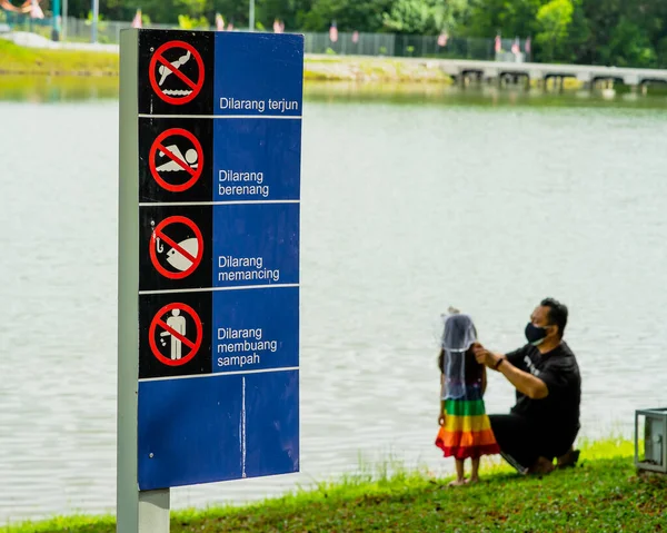 쓰레기 말레이시아 언어로 쓰여진 근처의 다이빙 게시판도 — 스톡 사진