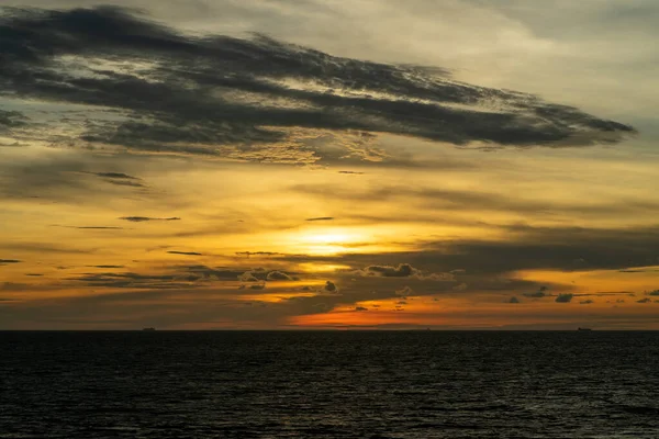 Dramatische Wolken Und Sonnenuntergang Über Dem Meer Mit Goldenen Wolken — Stockfoto