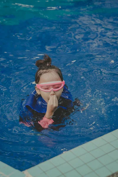 Little Girl Swimming Pool Wearing Goggles Life Jackets — Zdjęcie stockowe