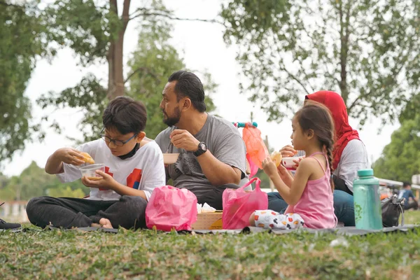 Family Picnic Eating Park — Zdjęcie stockowe