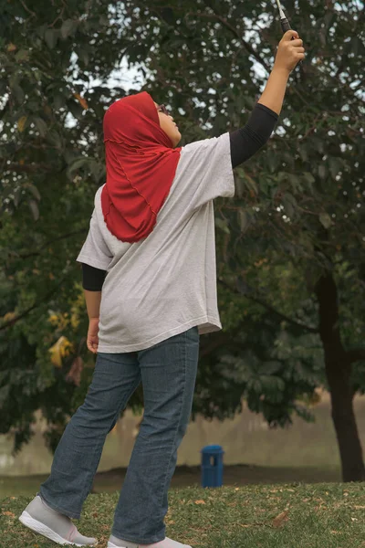 Jovem Hijab Menina Asiática Jogando Badminton Parque — Fotografia de Stock