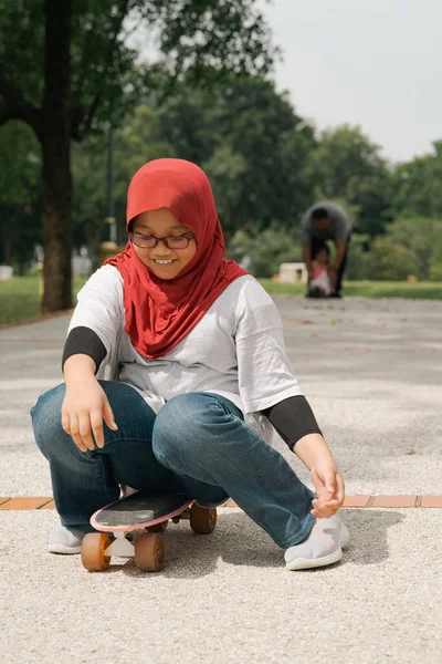 Hidzsábot Viselő Fiatal Lány Menekül Miközben Pennyboardot Tartja Parkban Kilátás — Stock Fotó