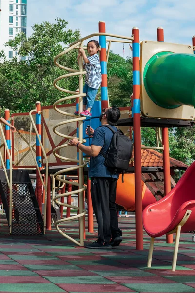 Egy Kislány Játszik Apával Játszótéren — Stock Fotó