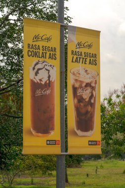 Bangi, Malezya - 19 Eylül 2021: Buzlu kahve ve çikolatayı destekleyen elektrik direğine McCafe afişi.