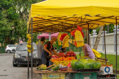 Bangi, Malezya - 19 Şubat 2021: Bandar Seri Putra 'da taze meyve tezgahı.