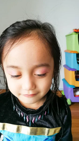 Чарівна Азіатська Маленька Дівчинка Приклала Вікно Обличчя Повністю Щасливий Момент — стокове фото
