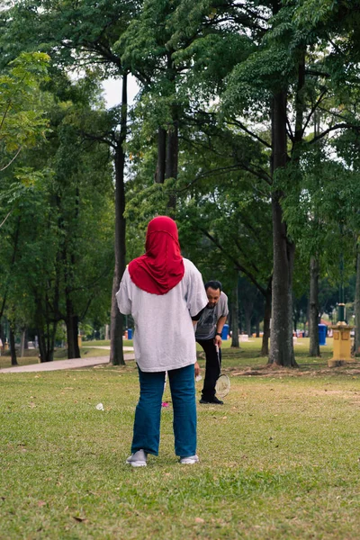Familia Asiática Jugando Bádminton Parque Mujer Hijab Vista Desde Atrás — Foto de Stock
